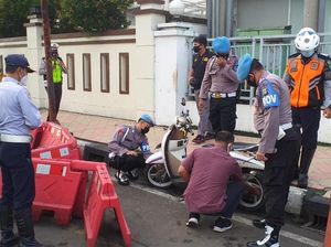 Dishub-Polres Depok Gembok Kendaraan yang Parkir Liar di JPO Balai Kota Dishub-Polres Depok Gembok Kendaraan yang Parkir Liar di JPO Balai Kota