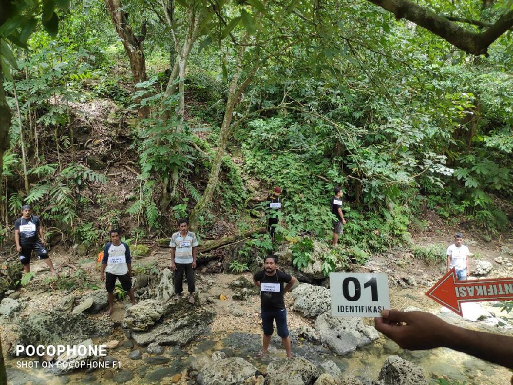 Polisi Prarekonstruksi 3 Warga Diduga Dibunuh Suku Togutil di Hutan Halteng Polisi Prarekonstruksi 3 Warga Diduga Dibunuh Suku Togutil di Hutan Halteng
