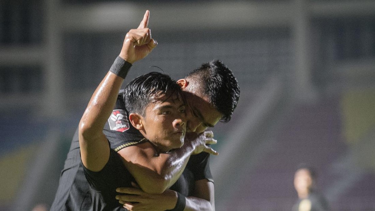 Pratama Arhan melakukan selebrasi go di Piala Menpora 2021. (Foto: ANTARA FOTO/MOHAMMAD AYUDHA)