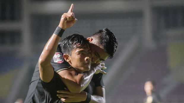 Pemain PSIS Semarang Pratama Arhan Alif Rifai (kiri) melakukan selebrasi usai mencetak gol ke gawang Arema FC pada pertandingan Piala Menpora 2021 di Stadion Manahan, Solo, Jawa Tengah, Selasa (30/3/2021). Pada pertandingan tersebut PSIS Semarang menang dengan skor 3-2 dan memastikan lolos ke babak delapan besar. ANTARA FOTO/Mohammad Ayudha/aww.