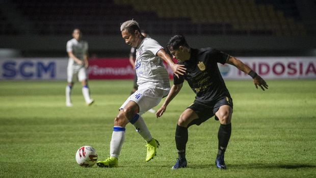 Pemain Arema FC Dendi Santoso (kiri) berusaha melewati hadangan pemain PSIS Semarang Alfeandra Dewangga Santoso (kiri) pada pertandingan Piala Menpora 2021 di Stadion Manahan, Solo, Jawa Tengah, Selasa (30/3/2021). Pada pertandingan tersebut PSIS Semarang menang dengan skor 3-2 dan memastikan lolos ke babak delapan besar. ANTARA FOTO/Mohammad Ayudha/aww.