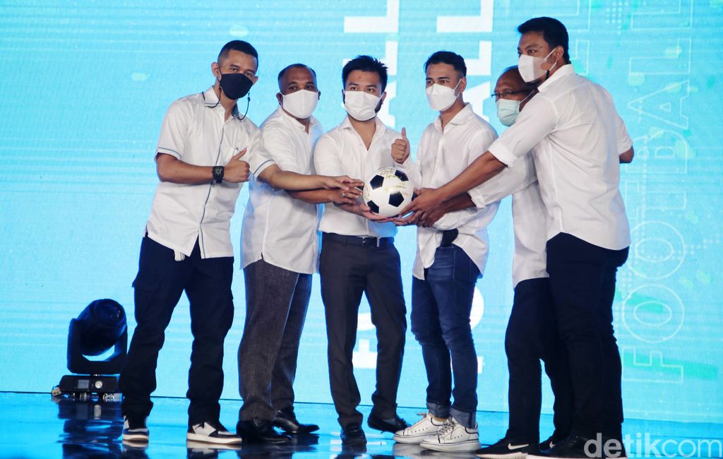 Raffi Ahmad Kenalkan RANS Cilegon FC Raffi Ahmad telah mengakuisisi Cilegon United. Kini klub Liga 2 itu berganti nama menjadi RANS Cilegon FC.