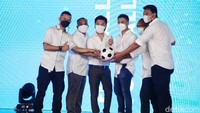Raffi Ahmad dan Rudy Salim menunjukkan bola yang telah ditandatangani dalam acara peluncuran RANS Cilegon FC.