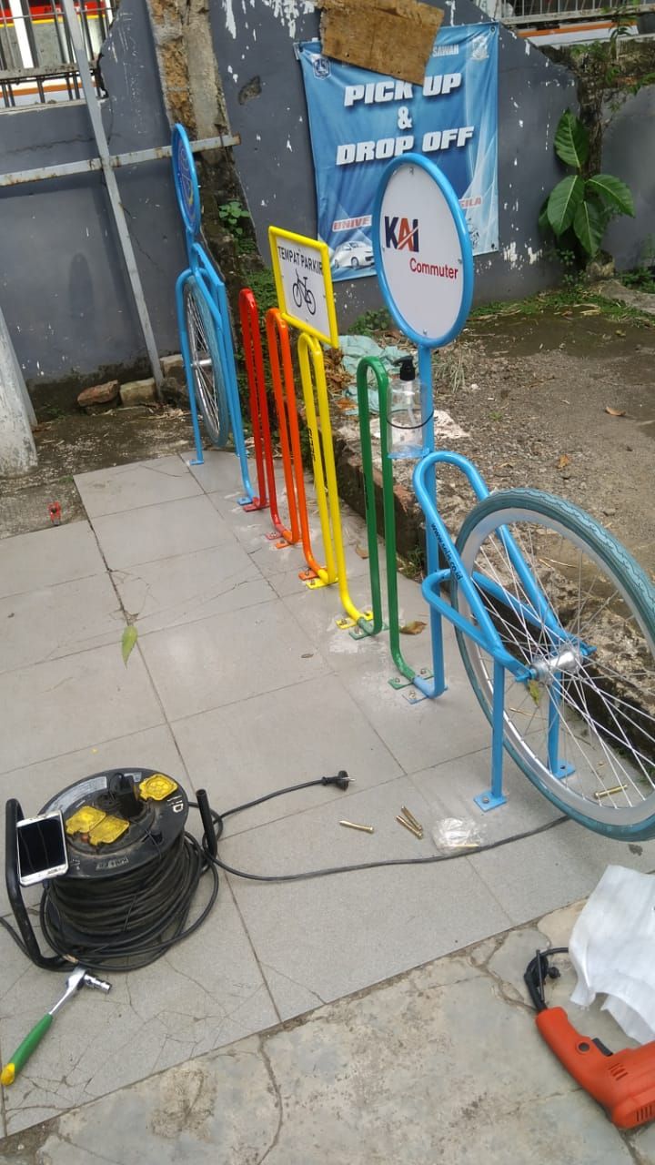 Rak parkir sepeda di Stasiun Universitas Pancasila. (Dok PT RMU anak perusahaan PT KAI)