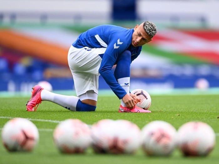 LIVERPOOL, ENGLAND - OCTOBER 17: Richarlison of Everton ties his laces in the warm up prior to the Premier League match between Everton and Liverpool at Goodison Park on October 17, 2020 in Liverpool, England. Sporting stadiums around the UK remain under strict restrictions due to the Coronavirus Pandemic as Government social distancing laws prohibit fans inside venues resulting in games being played behind closed doors. (Photo by Laurence Griffiths/Getty Images)