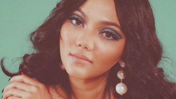 6 Penampilan Unik Rina Nose Pemotretan Jadul, Ada yang Disebut Mirip Eva Arnaz