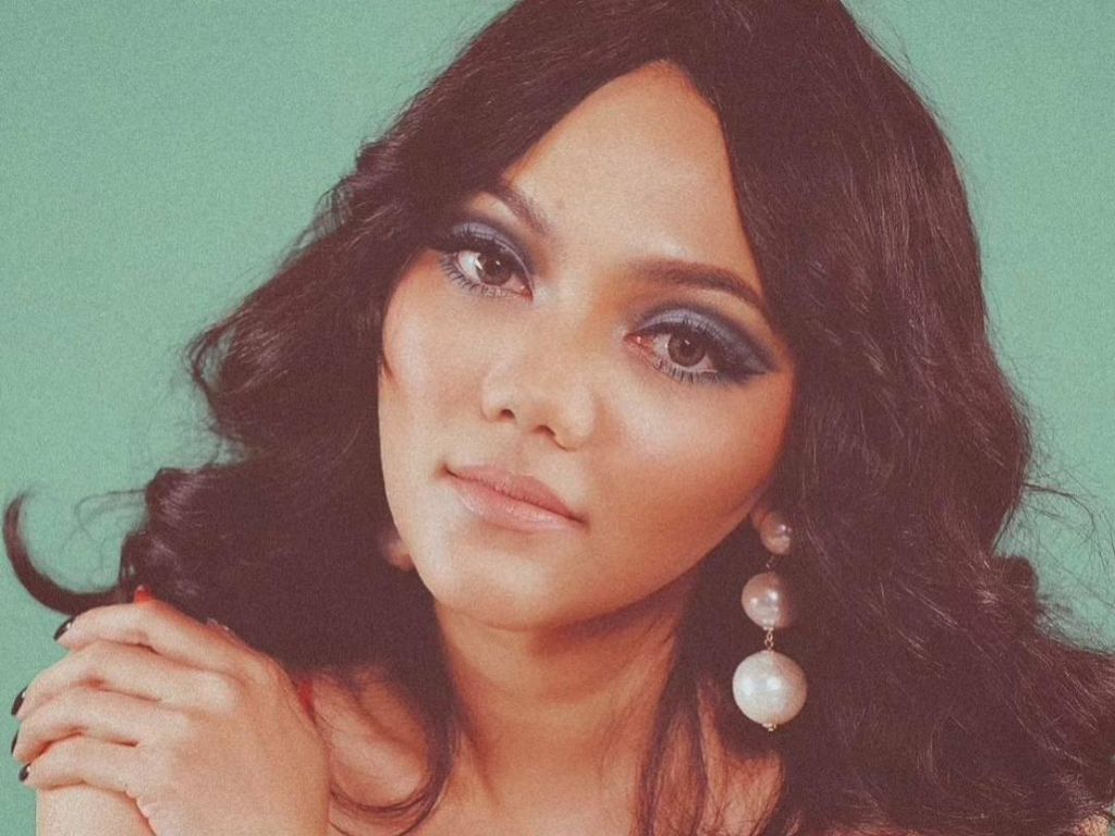 6 Penampilan Unik Rina Nose Pemotretan Jadul, Ada yang Disebut Mirip Eva Arnaz 6 Penampilan Unik Rina Nose Pemotretan Jadul, Ada yang Disebut Mirip Eva Arnaz