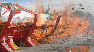 Doakan Leluhur Warga Pemekasan Lakukan Ritual Bakar Kapal