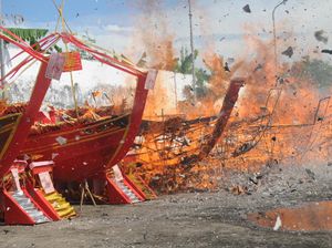 Doakan Leluhur Warga Pemekasan Lakukan Ritual Bakar Kapal Doakan Leluhur Warga Pemekasan Lakukan Ritual Bakar Kapal