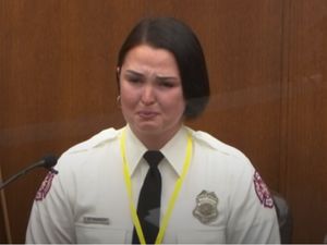 Sambil Menangis, Saksi Mata Kecewa Tak Bisa Bantu George Floyd