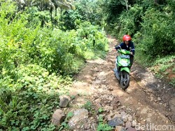 Hanya Ada Jalan Setapak, Sebuah Kampung di Pandeglang Puluhan Tahun Terisolir