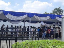 Peserta Vaksinasi BUMN di Grand City Abaikan Aturan Jaga Jarak