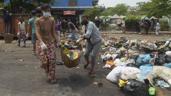 Pedemo Pakai Sampah Lawan Junta Myanmar