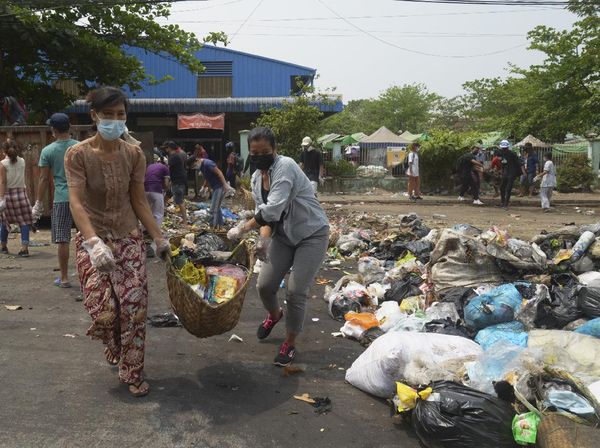 Pedemo Pakai Sampah Lawan Junta Myanmar