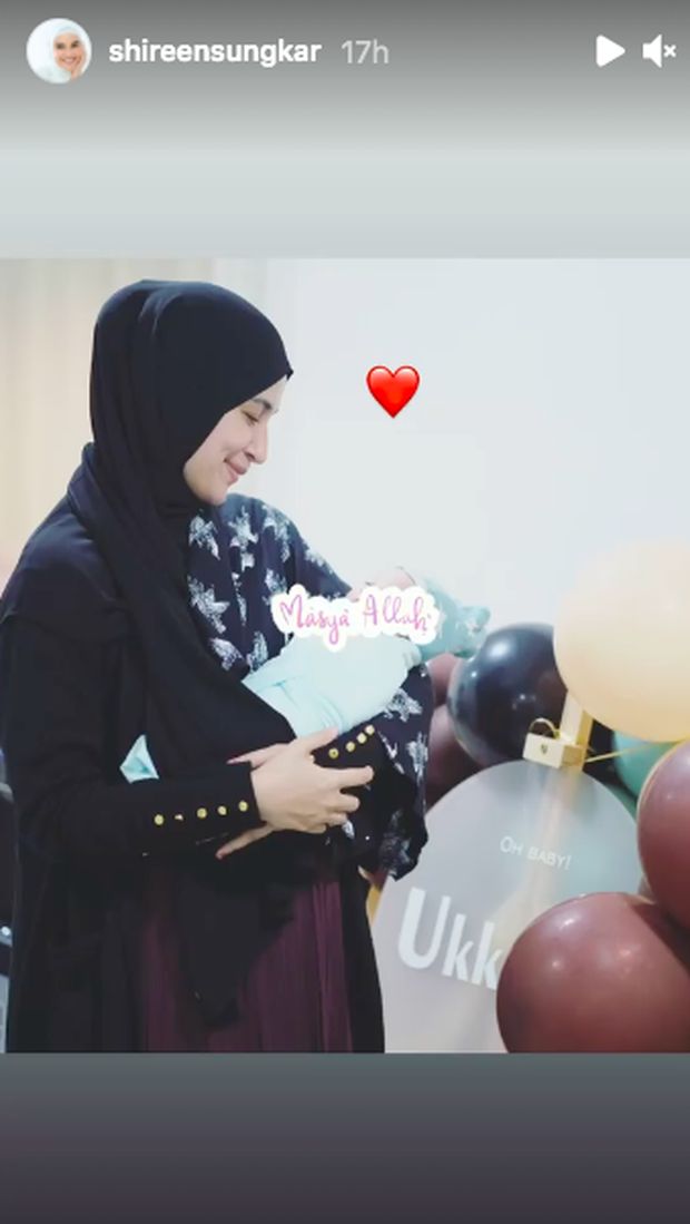 Shireen menggendong anak Zaskia Sungkar