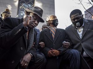 Sidang Digelar, Keluarga George Floyd Berlutut 8 Menit 46 Detik