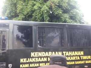 Usai Sidang, Habib Rizieq Diantar Mobil Tahanan Kembali ke Rutan