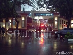 Mabes Polri Diserang Wanita Bersenjata, Netizen Kirim Doa