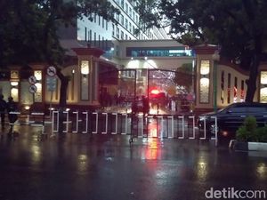 Mabes Polri Diserang Wanita Bersenjata, Netizen Kirim Doa Mabes Polri Diserang Wanita Bersenjata, Netizen Kirim Doa