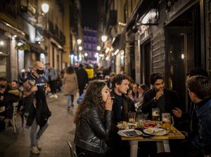 Beda dari yang Lain, Spanyol Bebaskan Turis Datang dan Berpesta