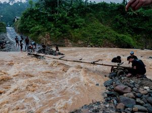 Warga Lebak Kesulitan Akses Jembatan Layak