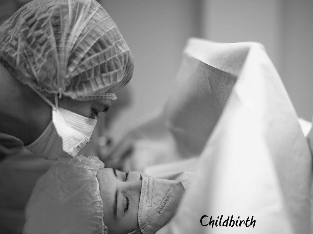 Kebahagiaan Zaskia Sungkar yang Baru Saja Lahirkan Anak Pertama
