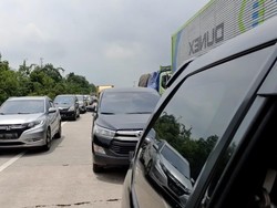 Ada Perbaikan Jalan, Antrean Kendaraan Mengular di Km 89 Tol Cipali