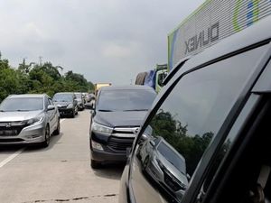 Ada Perbaikan Jalan, Antrean Kendaraan Mengular di Km 89 Tol Cipali Ada Perbaikan Jalan, Antrean Kendaraan Mengular di Km 89 Tol Cipali