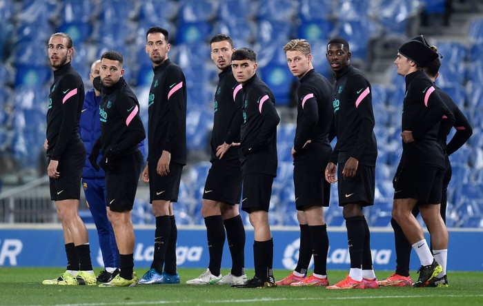 SAN SEBASTIAN, SPAIN - MARCH 21: Players of FC Barcelona warm up prior to the La Liga Santander match between Real Sociedad and FC Barcelona at Estadio Anoeta on March 21, 2021 in San Sebastian, Spain. Sporting stadiums around Spain remain under strict restrictions due to the Coronavirus Pandemic as Government social distancing laws prohibit fans inside venues resulting in games being played behind closed doors.  (Photo by Juan Manuel Serrano Arce/Getty Images)