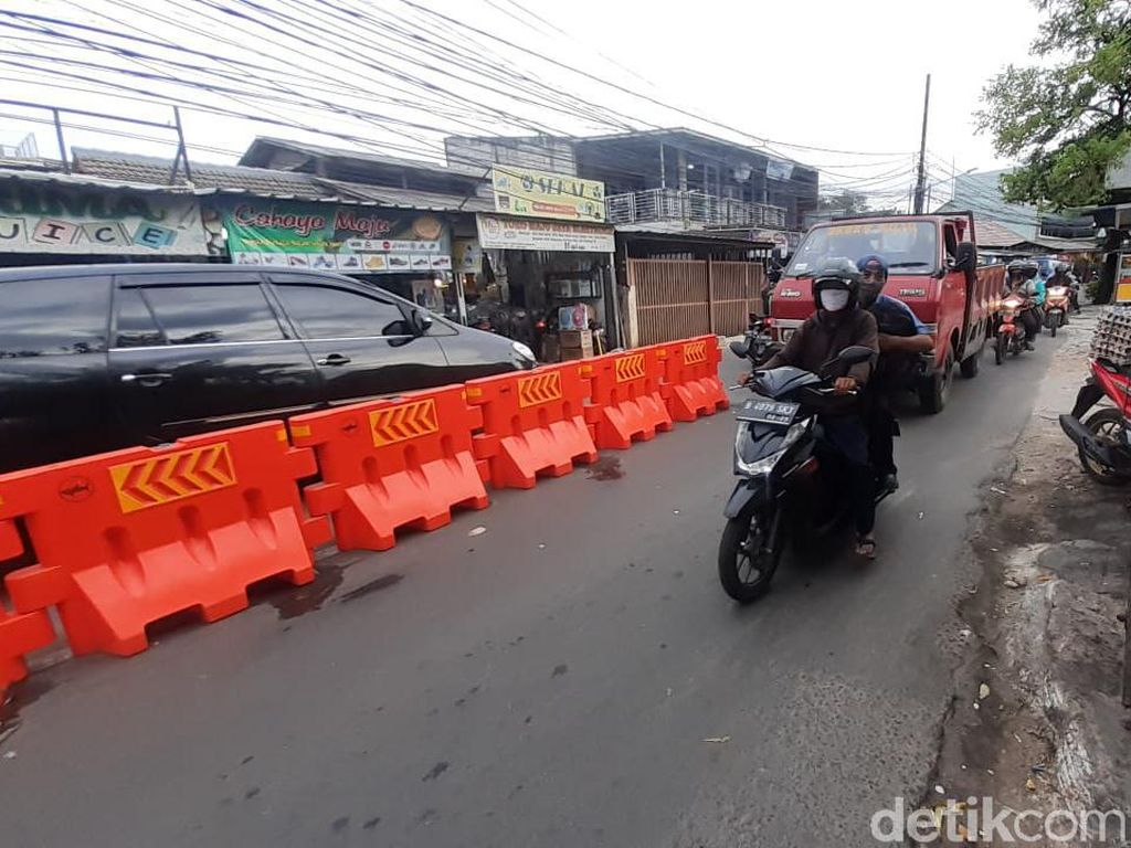 Barier untuk Atasi Macet Jl Moh Kahfi I Dinanti, Baru Terpasang 15 Unit Barier untuk Atasi Macet Jl Moh Kahfi I Dinanti, Baru Terpasang 15 Unit
