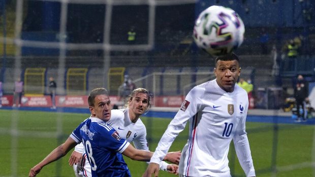 France's Antoine Griezmann, centre, scores his side's opening goal during the World Cup 2022 group D qualifying soccer match between Bosnia and France, at the Grbavica stadium in Sarajevo, Bosnia, Wednesday, March 31, 2021. (AP Photo/Kemal Softic)