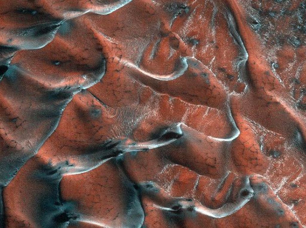 Foto Menakjubkan Bukit Pasir Beku Warna Merah di Mars
