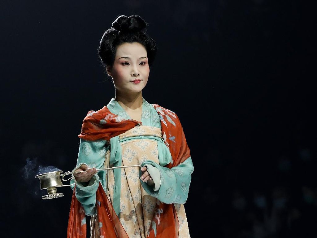 10 Foto China Fashion Week 2021 yang Digelar Saat Pandemi 10 Foto China Fashion Week 2021 yang Digelar Saat Pandemi