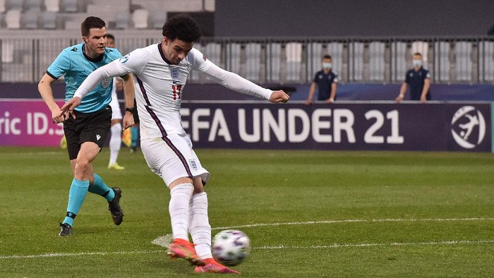Curtis Jones saat membela Timnas Inggris U-21 di ajang Piala Eropa U-21 di Koper, Slovenia, Rabu 31 Maret 2021.