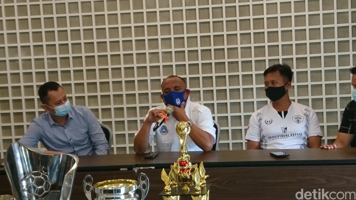 Dewas Rans Cilegon FC bersama pengurus menggelar konferensi pers