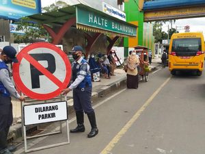 Dishub Depok Larang Parkir di Depan JPO Balai Kota Depok Dishub Depok Larang Parkir di Depan JPO Balai Kota Depok