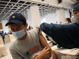 Ekspresi Pelaku UMKM saat Disuntik Vaksin Corona