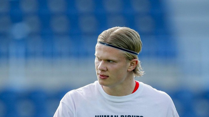 Norways Erling Haaland, right, wears a t-shirt bearing the message Human rights on and off the pitch during the warm up ahead of the World Cup 2022 group G qualifying soccer match between Norway and Turkey at La Rosaleda stadium in Malaga, Spain, Saturday, March 27, 2021. (AP Photo/Fermin Rodriguez)