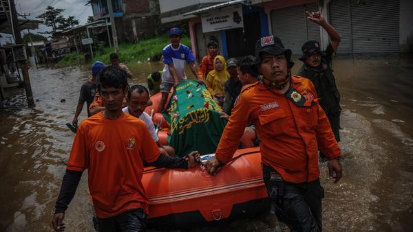 Potret Evakuasi Jenazah Saat Banjir di Baleendah