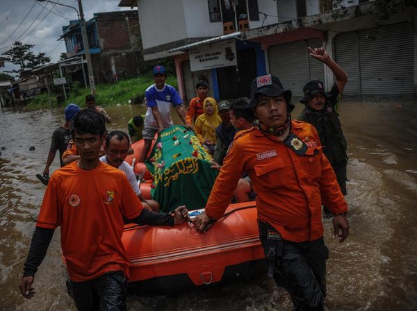 Potret Evakuasi Jenazah Saat Banjir di Baleendah
