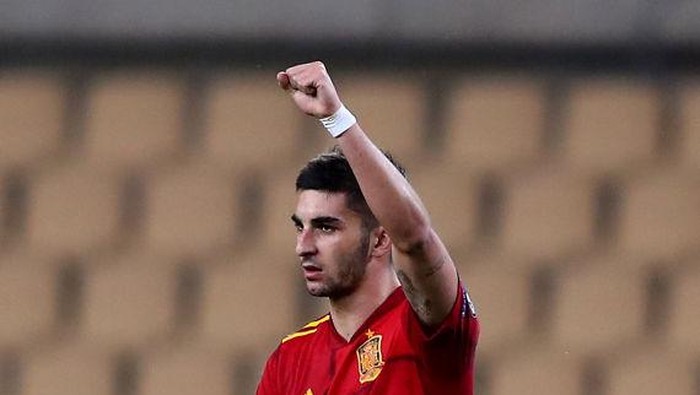 SEVILLE, SPAIN - MARCH 31: Ferran Torres of Spain celebrates after scoring their sides second goal during the FIFA World Cup 2022 Qatar qualifying match between Spain and Kosovo at Estadio Olimpico on March 31, 2021 in Seville, Spain. Sporting stadiums around Spain remain under strict restrictions due to the Coronavirus Pandemic as Government social distancing laws prohibit fans inside venues resulting in games being played behind closed doors. (Photo by Fran Santiago/Getty Images)