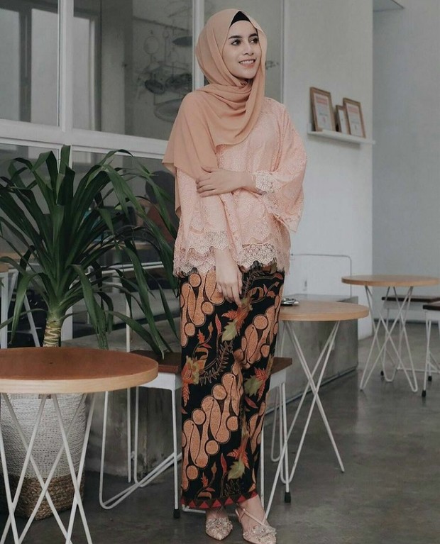 Foto: Cape Brokat Modern/instagram.com/kebayaoutfit 6 Referensi Kebaya Warna Peach untuk Kondangan