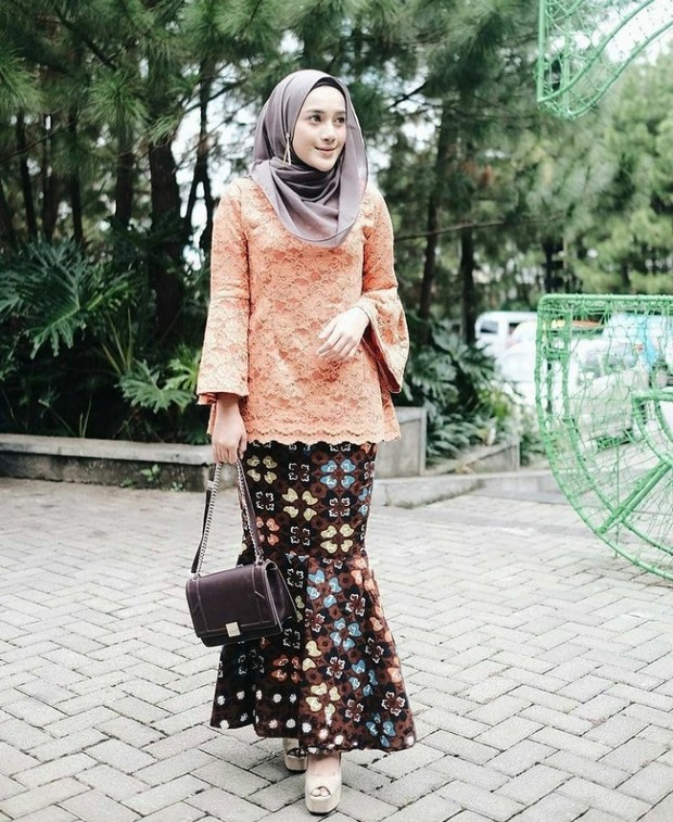Foto: Kebaya Brokat Lengan Balon/instagram.com/kebayaoutfit 6 Referensi Kebaya Warna Peach untuk Kondangan