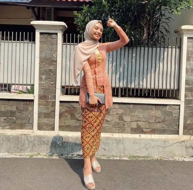 Foto: Kebaya Kutu Baru/instagram.com/kebayaoutfit 6 Referensi Kebaya Warna Peach untuk Kondangan