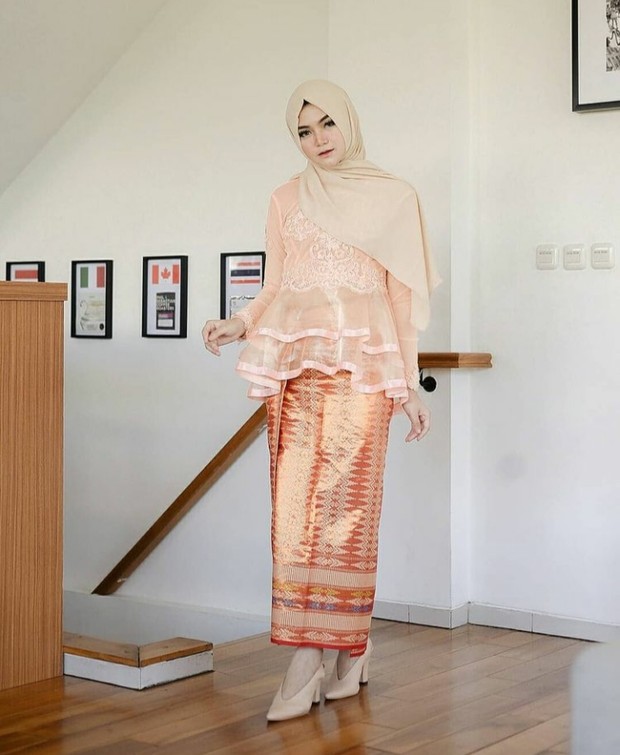 Foto: Kebaya Ruffle Feminin/instagram.com/kebayaoutfit 6 Referensi Kebaya Warna Peach untuk Kondangan