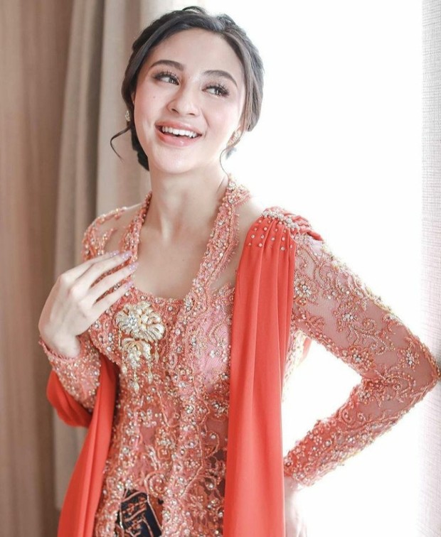 Foto: Kebaya Semi-Modern Glamour/instagram.com/kebayaoutfit 6 Referensi Kebaya Warna Peach untuk Kondangan
