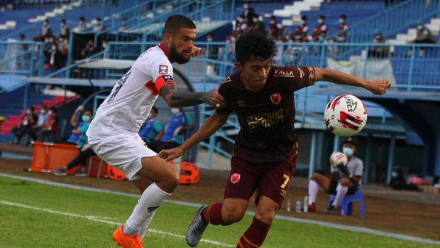 Pesepak bola PSM Makassar Muh Aji Kurniawan (kanan) berusaha melewati hadangan pesepak bola Borneo FC Samarinda Diego Michiels (kiri) dalam lanjutan pertandingan Piala Menpora Grup B di Stadion Kanjuruhan, Malang, Jawa Timur, Rabu (31/3/2021). Pertandingan tersebut berakhir imbang dengan skor 2-2. ANTARA FOTO/Ari Bowo Sucipto/wsj.