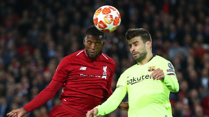 LIVERPOOL, ENGLAND - MAY 07: Georginio Wijnaldum of Liverpool  in action with Gerard Pique of Barcelona during the UEFA Champions League Semi Final second leg match between Liverpool and Barcelona at Anfield on May 07, 2019 in Liverpool, England. (Photo by Clive Brunskill/Getty Images)