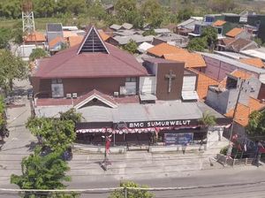 Gereja di Surabaya Ini Tetap Gelar Misa Paskah dengan Pengamanan Ketat Gereja di Surabaya Ini Tetap Gelar Misa Paskah dengan Pengamanan Ketat