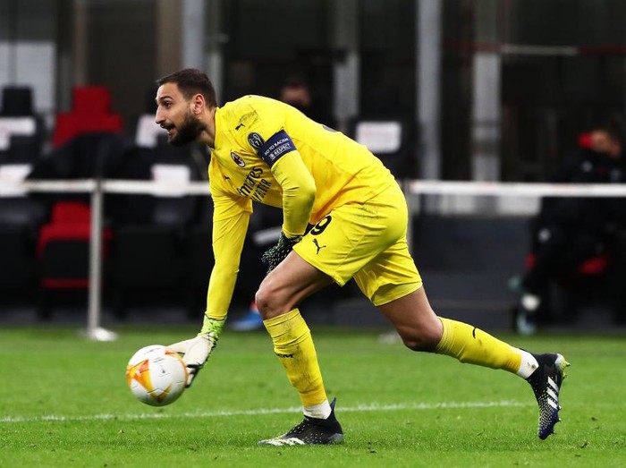MILAN, ITALY - MARCH 18: Gianluigi Donnarumma of AC Milan rolls the ball during the UEFA Europa League Round of 16 Second Leg match between AC Milan and Manchester United at San Siro on March 18, 2021 in Milan, Italy. Sporting stadiums around Europe remain under strict restrictions due to the Coronavirus Pandemic as Government social distancing laws prohibit fans inside venues resulting in games being played behind closed doors. (Photo by Marco Luzzani/Getty Images)